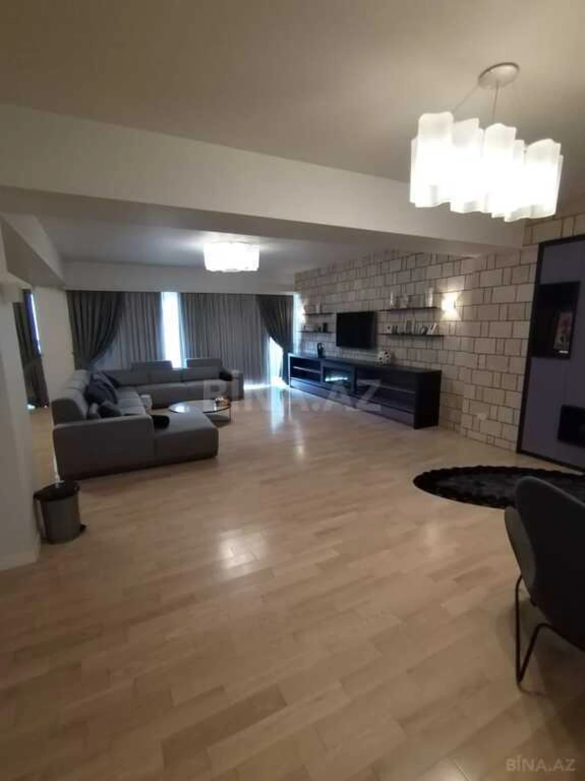 Kirayə verilir 6 otaqlı mənzil 318 m²