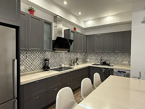 Kirayə verilir 4 otaqlı mənzil 142 m²