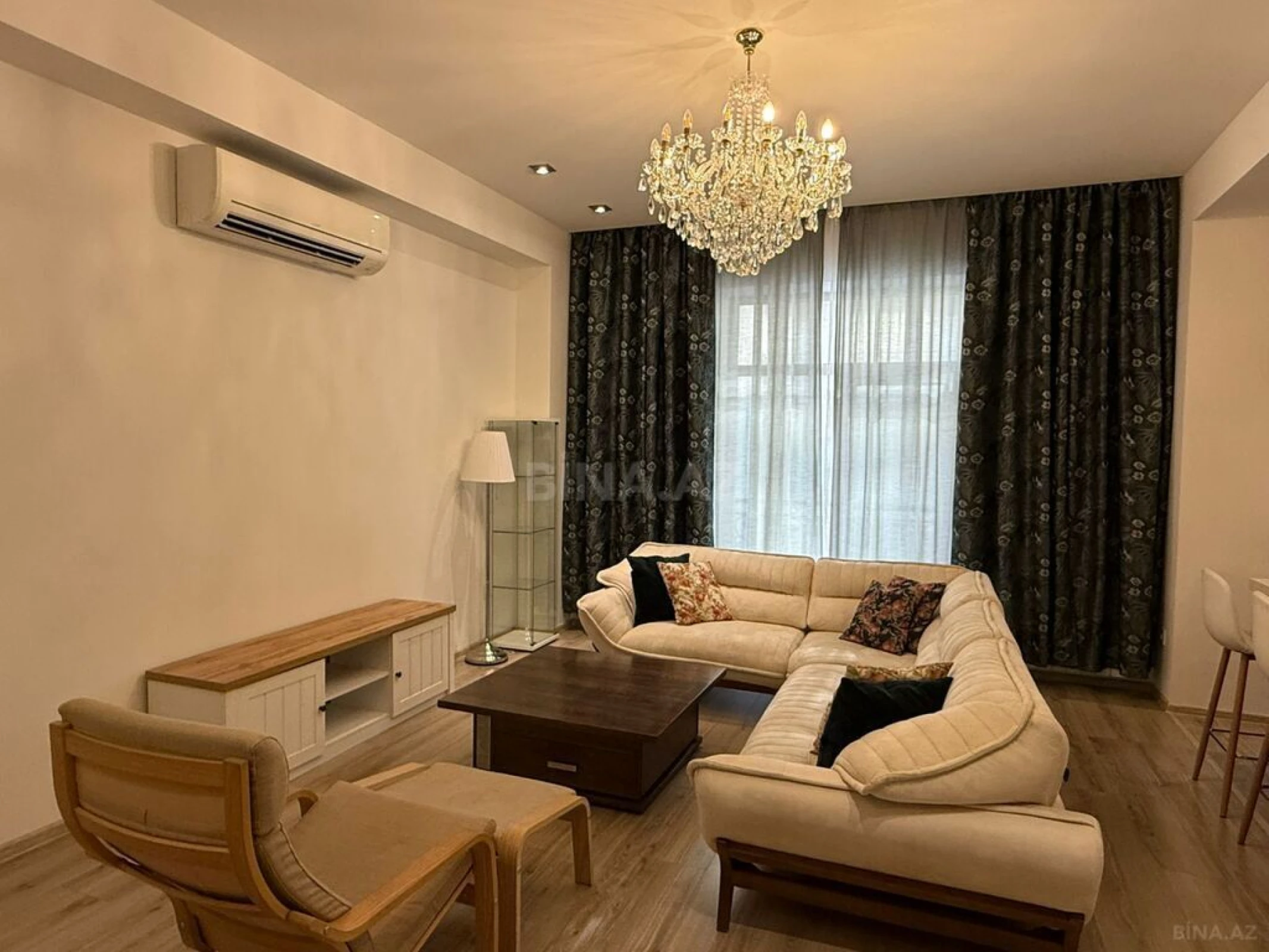 Kirayə verilir 4 otaqlı mənzil 142 m²