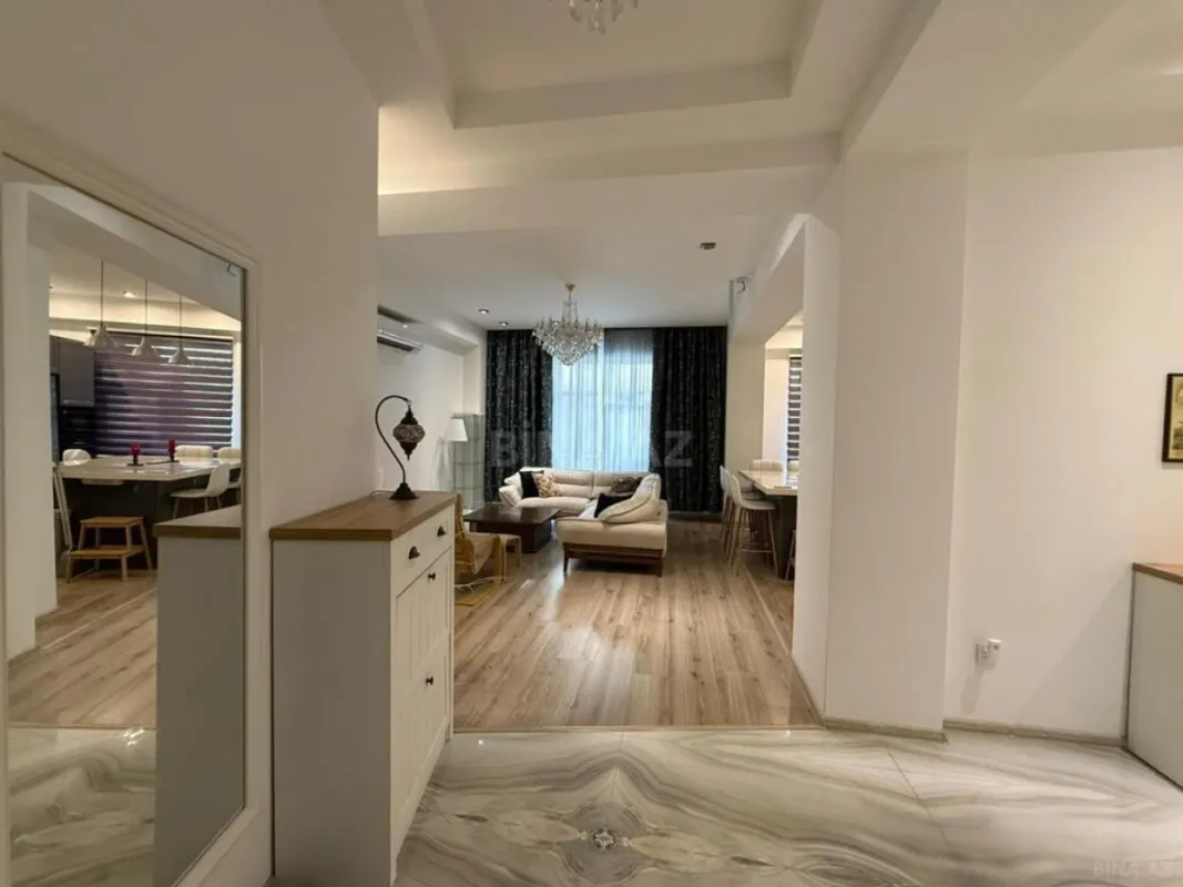 Kirayə verilir 4 otaqlı mənzil 142 m²