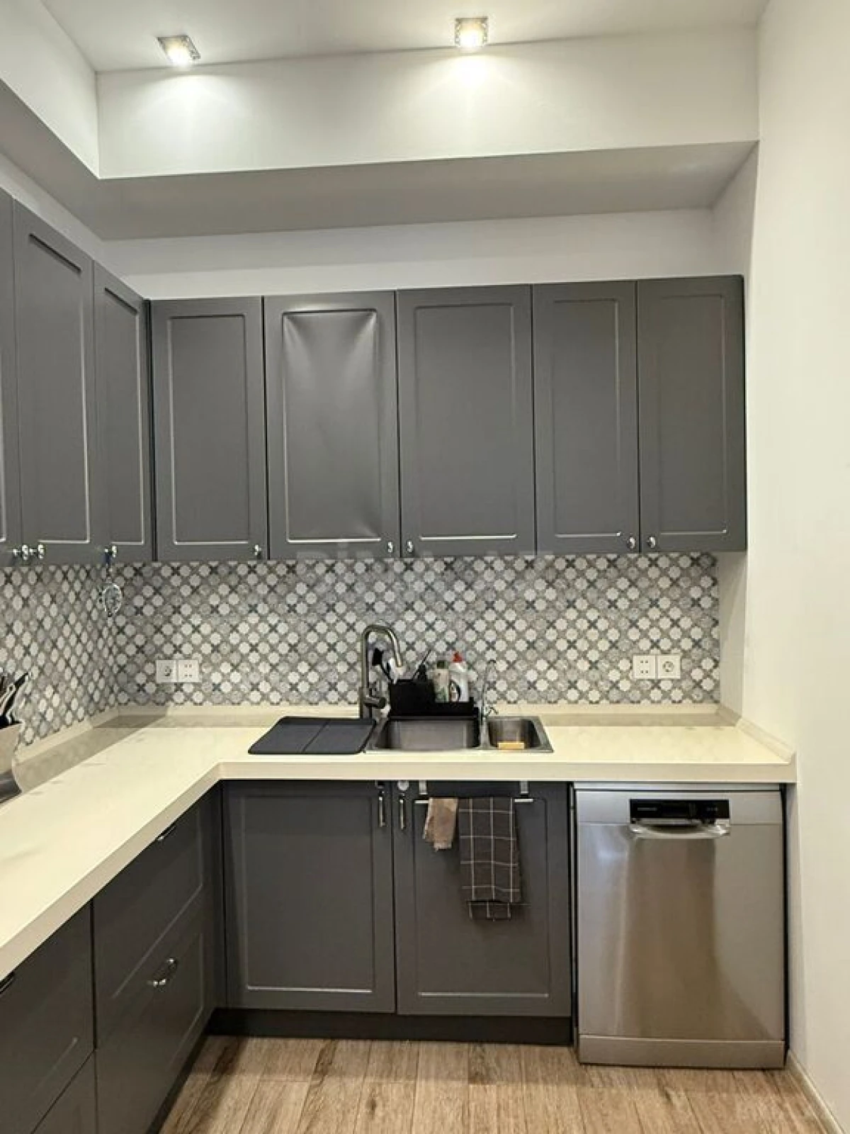 Kirayə verilir 4 otaqlı mənzil 142 m²