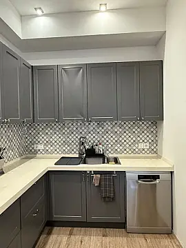 Kirayə verilir 4 otaqlı mənzil 142 m²