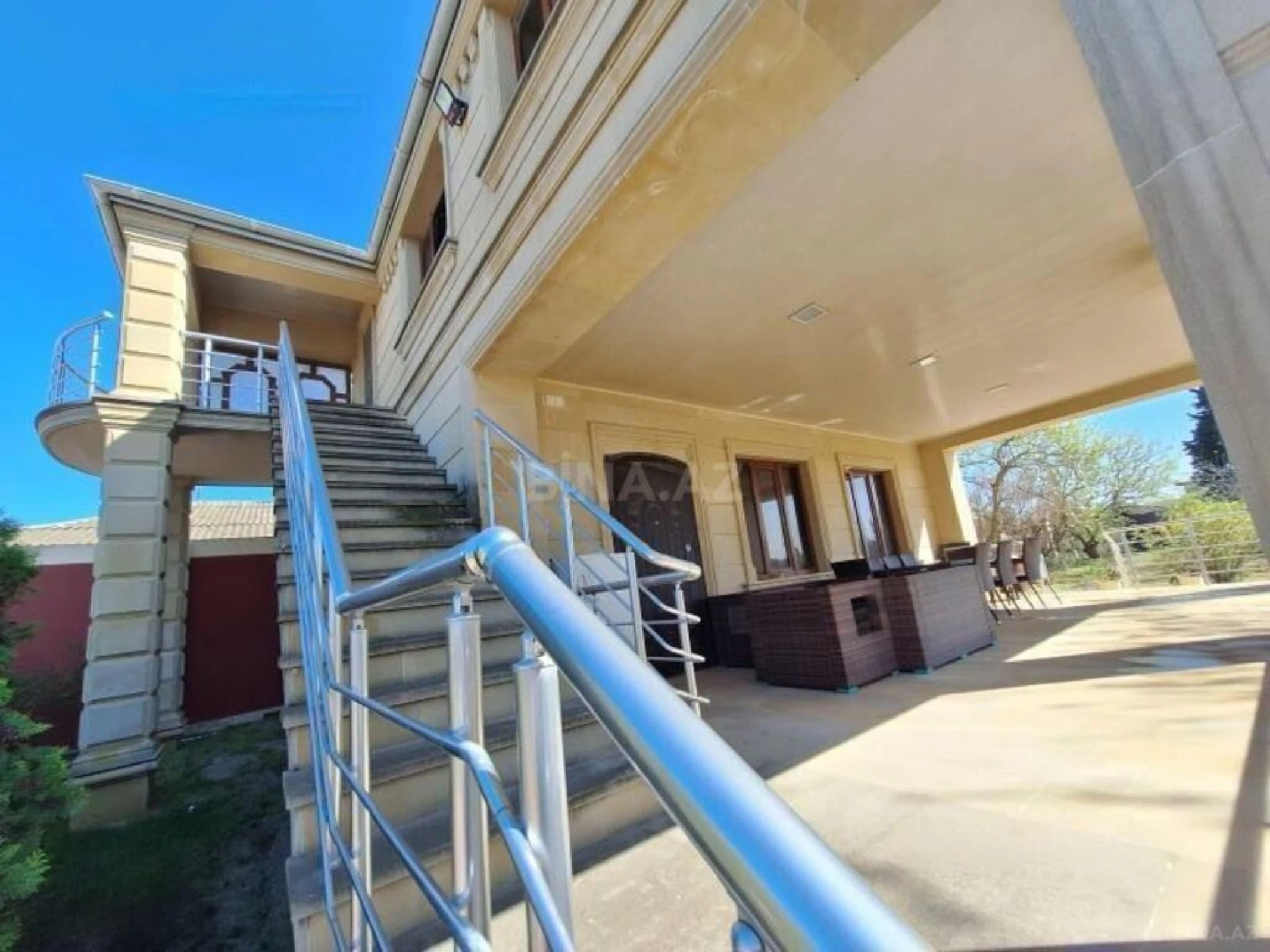 Satılır 8 otaqlı həyət evi 300 m²