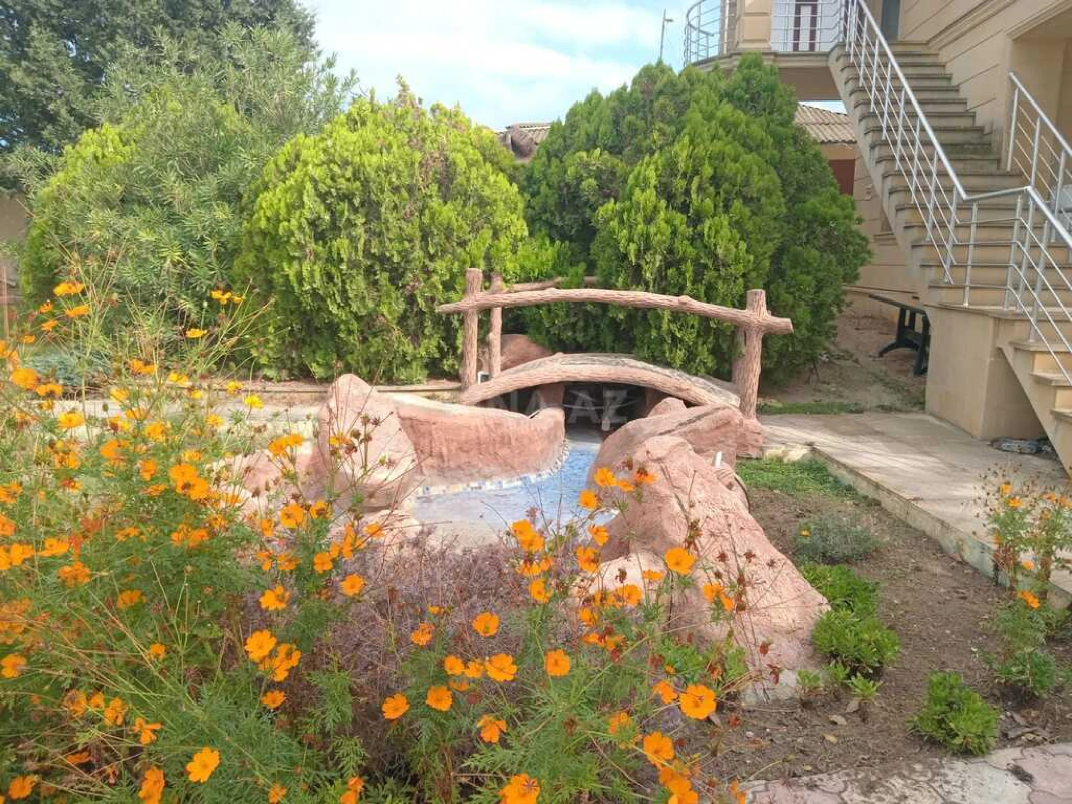 Satılır 8 otaqlı həyət evi 300 m²