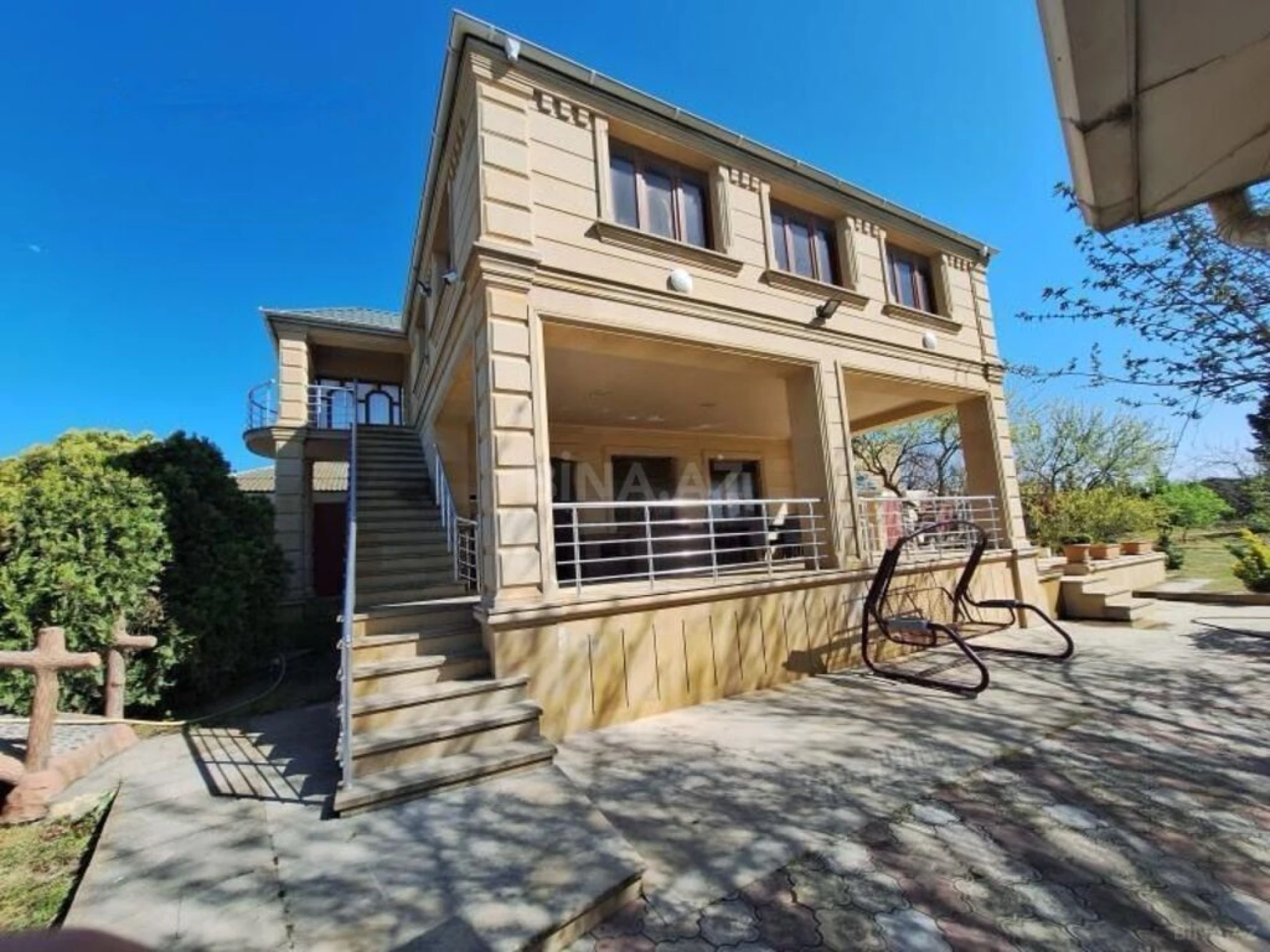 Satılır 8 otaqlı həyət evi 300 m²