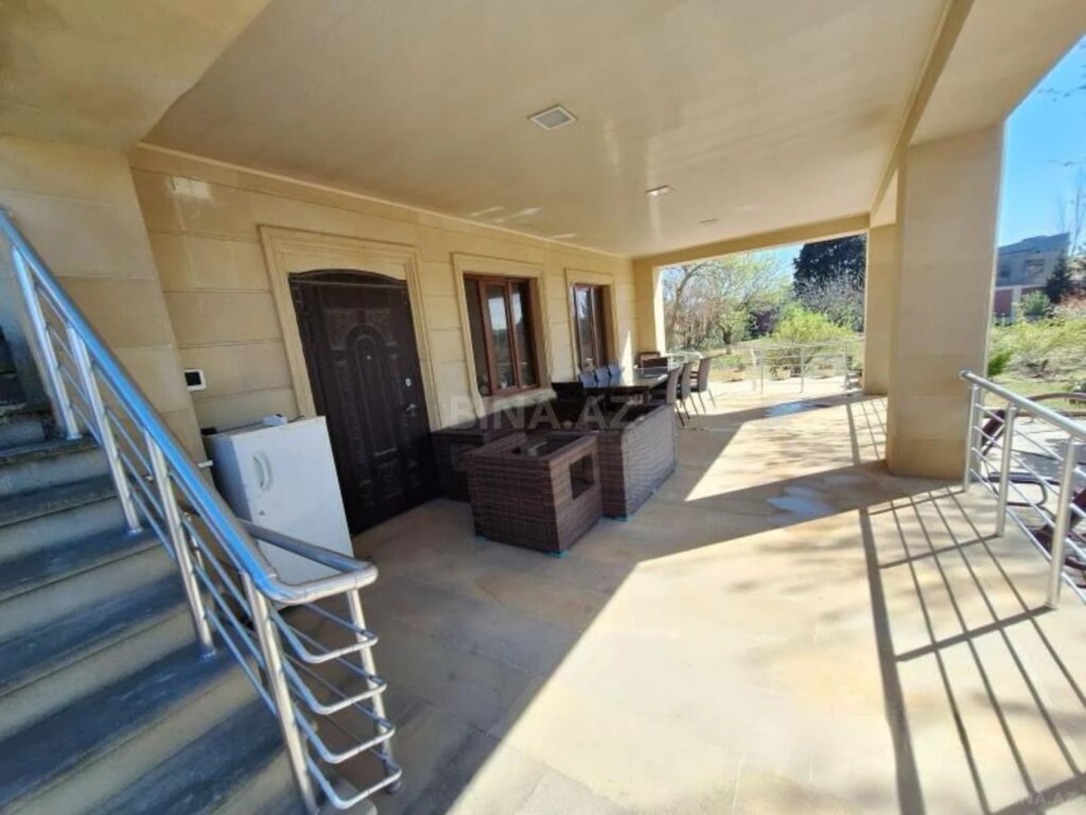 Satılır 8 otaqlı həyət evi 300 m²