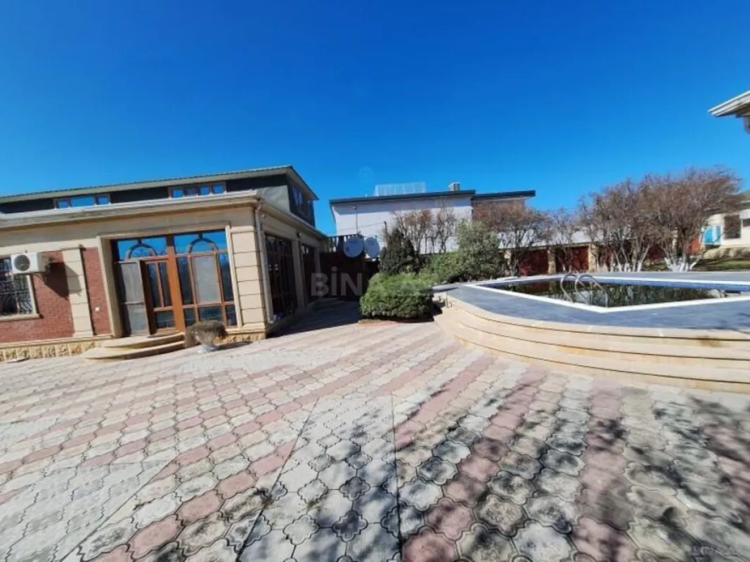Satılır 8 otaqlı həyət evi 300 m²