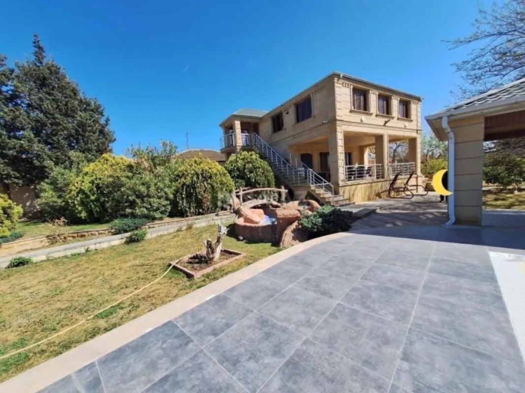 Satılır 8 otaqlı həyət evi 300 m²