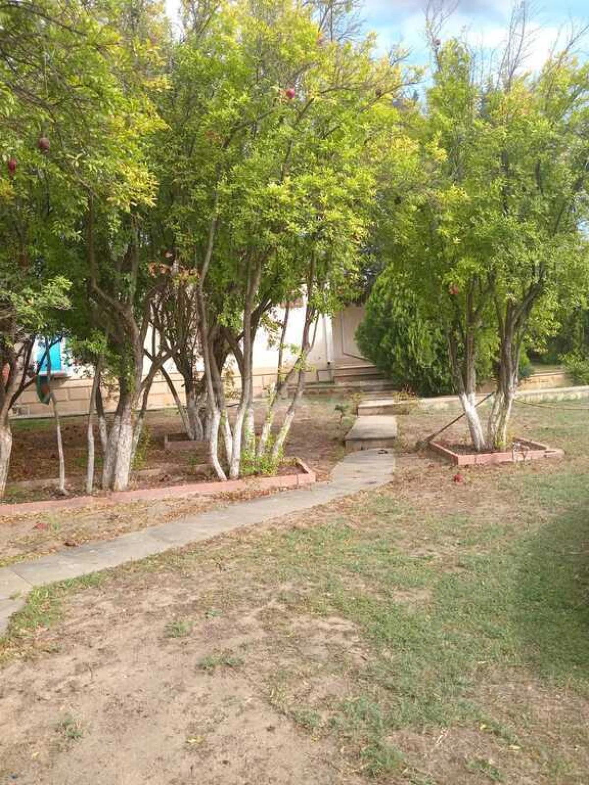 Satılır 8 otaqlı həyət evi 300 m²