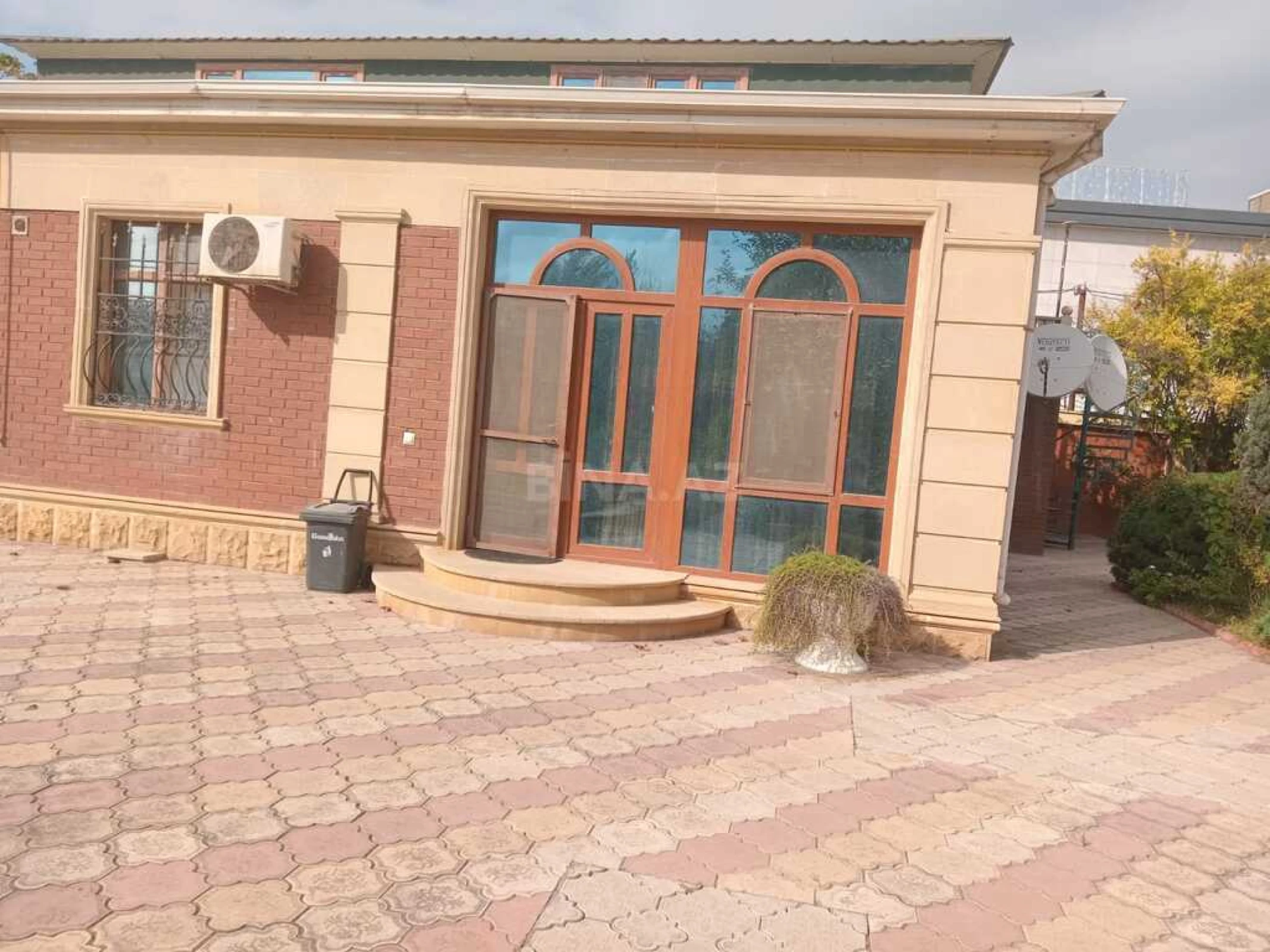 Satılır 8 otaqlı həyət evi 300 m²