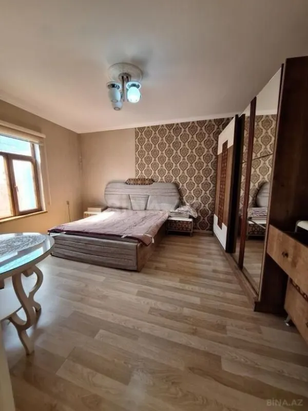 Satılır 8 otaqlı həyət evi 300 m²