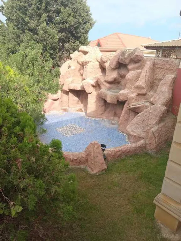 Satılır 8 otaqlı həyət evi 300 m²