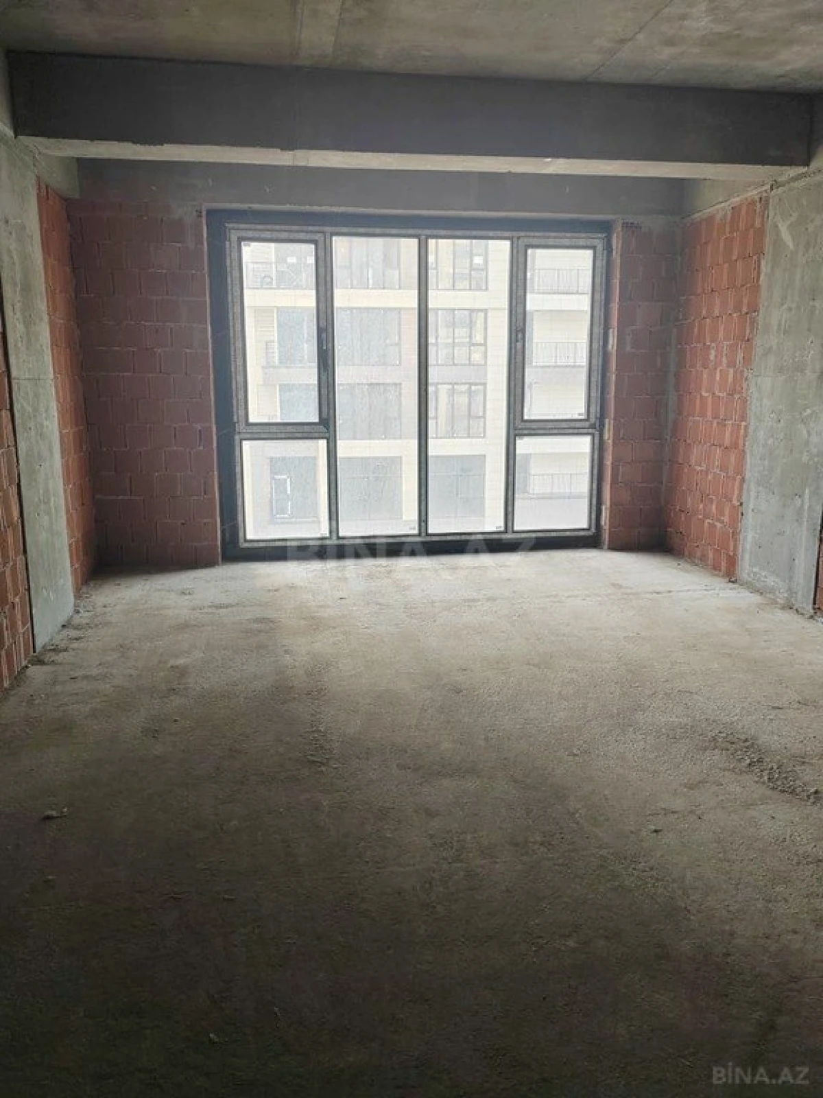 Satılır 4 otaqlı mənzil 173 m²