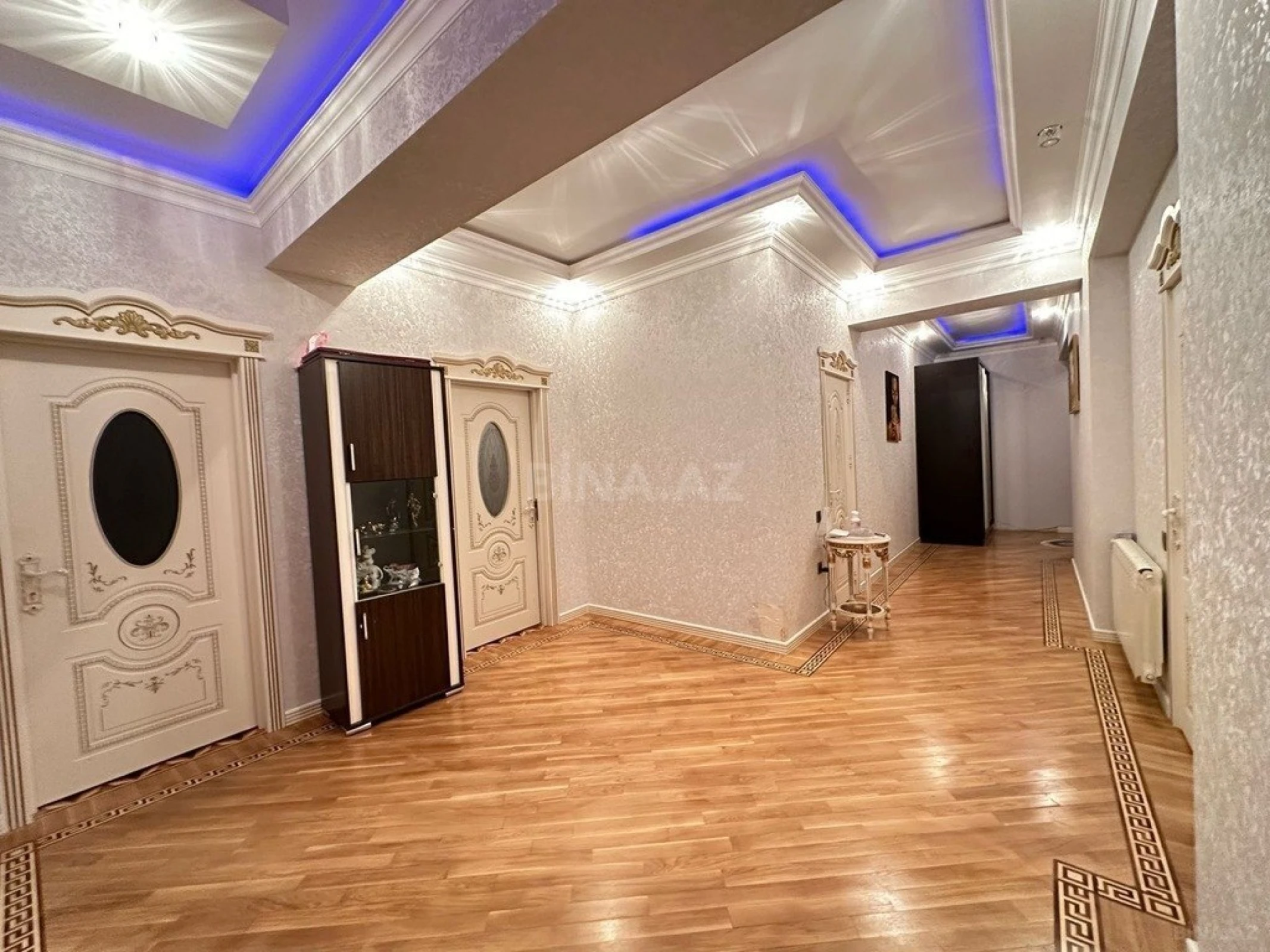 Satılır 3 otaqlı mənzil 140 m²
