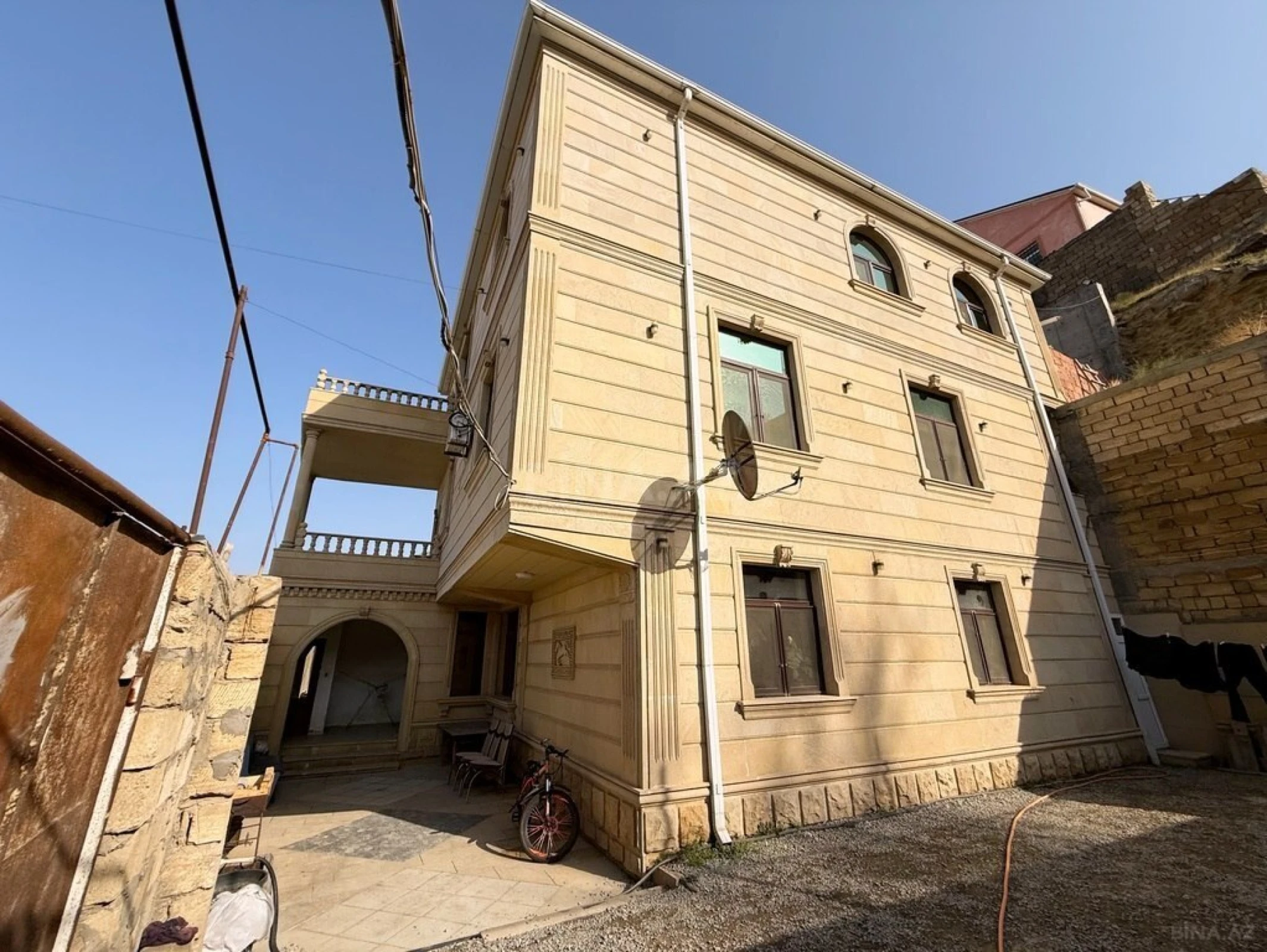 Satılır 10 otaqlı həyət evi 400 m²