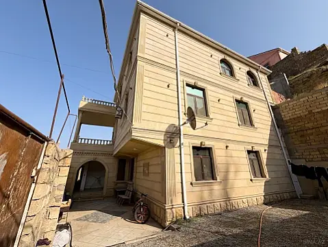 Satılır 10 otaqlı həyət evi 400 m²