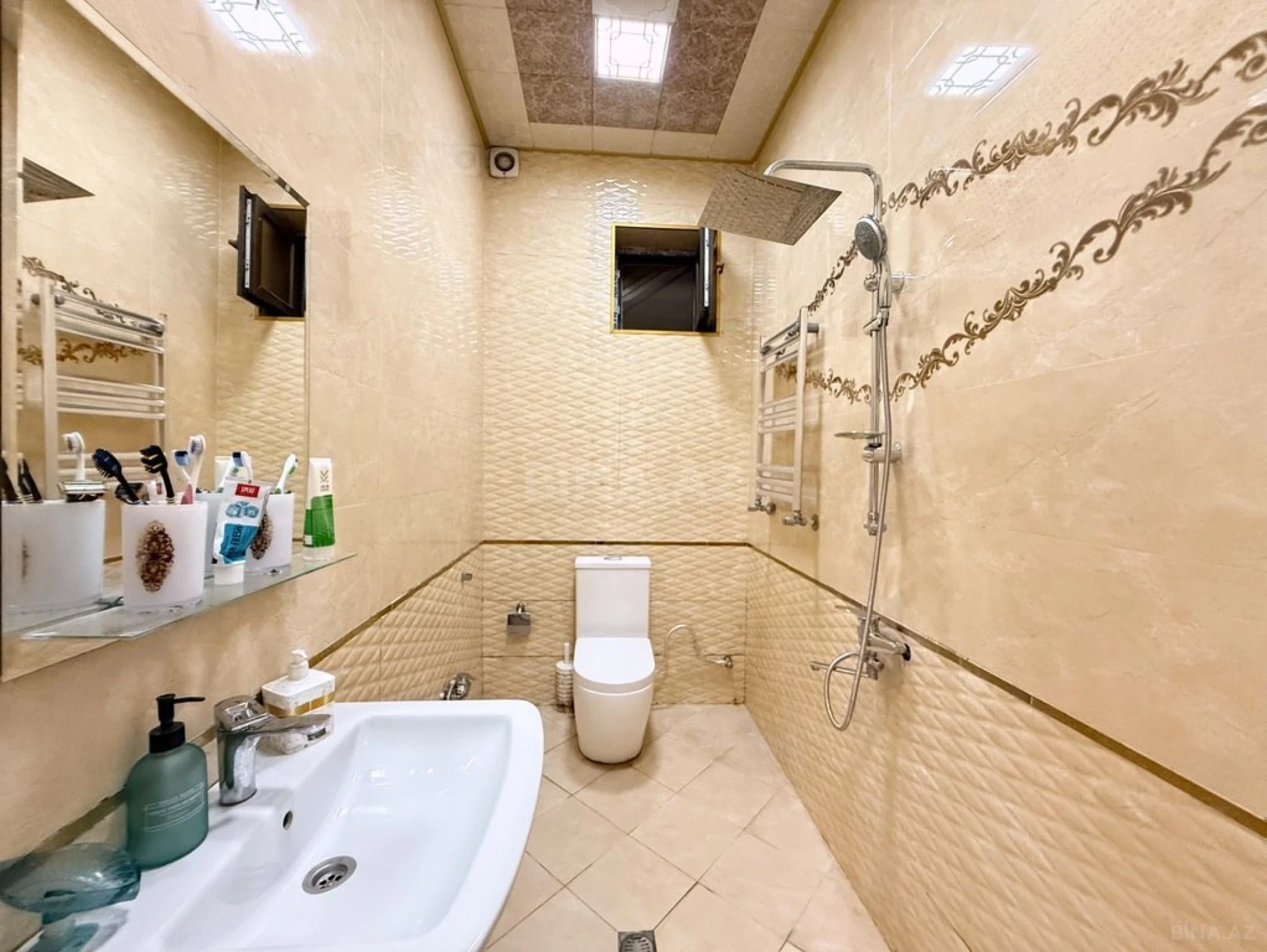 Satılır 10 otaqlı həyət evi 400 m²