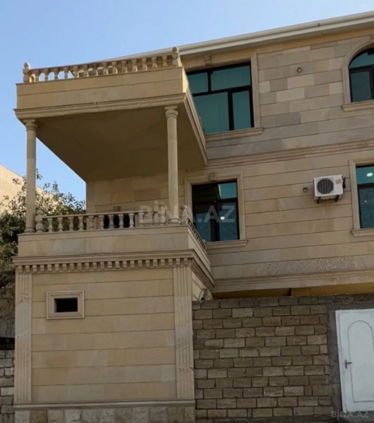 Satılır 10 otaqlı həyət evi 400 m²