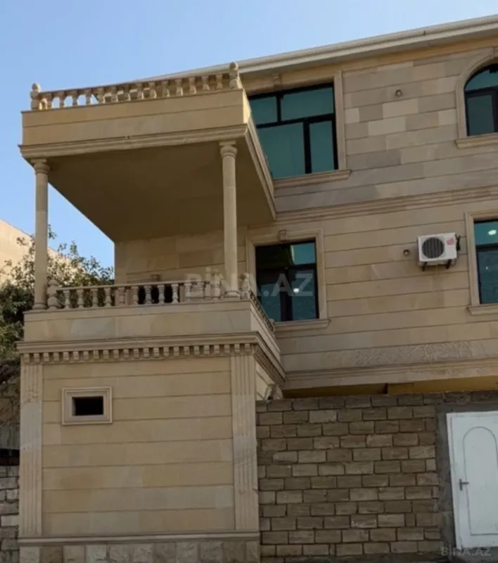 Satılır 10 otaqlı həyət evi 400 m²