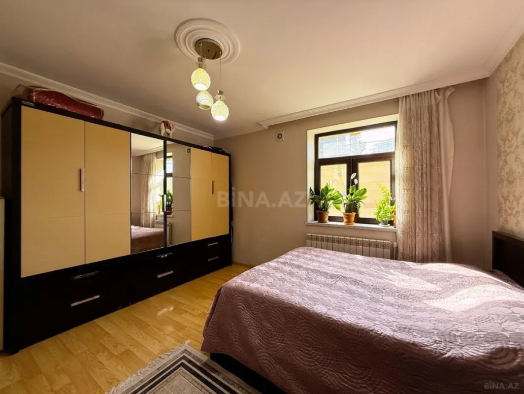 Satılır 10 otaqlı həyət evi 400 m²