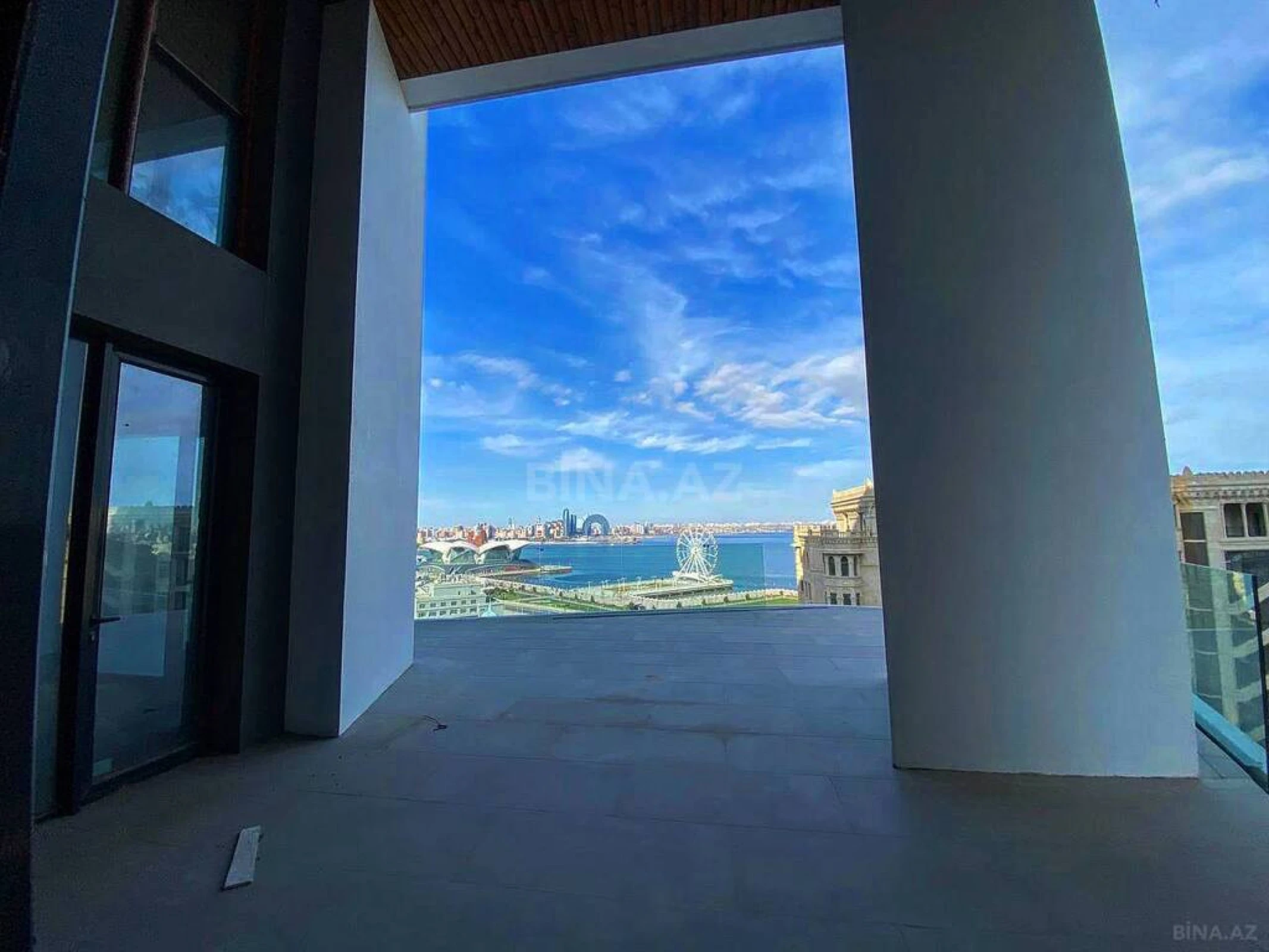 Satılır 4 otaqlı mənzil 303 m²