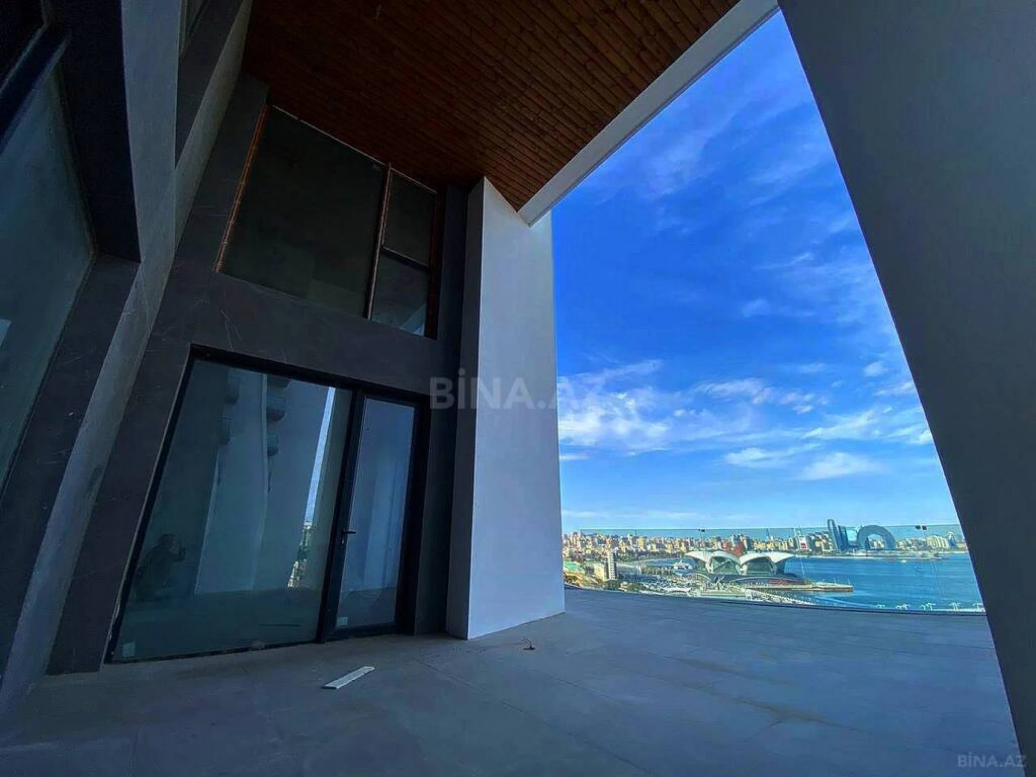 Satılır 4 otaqlı mənzil 303 m²