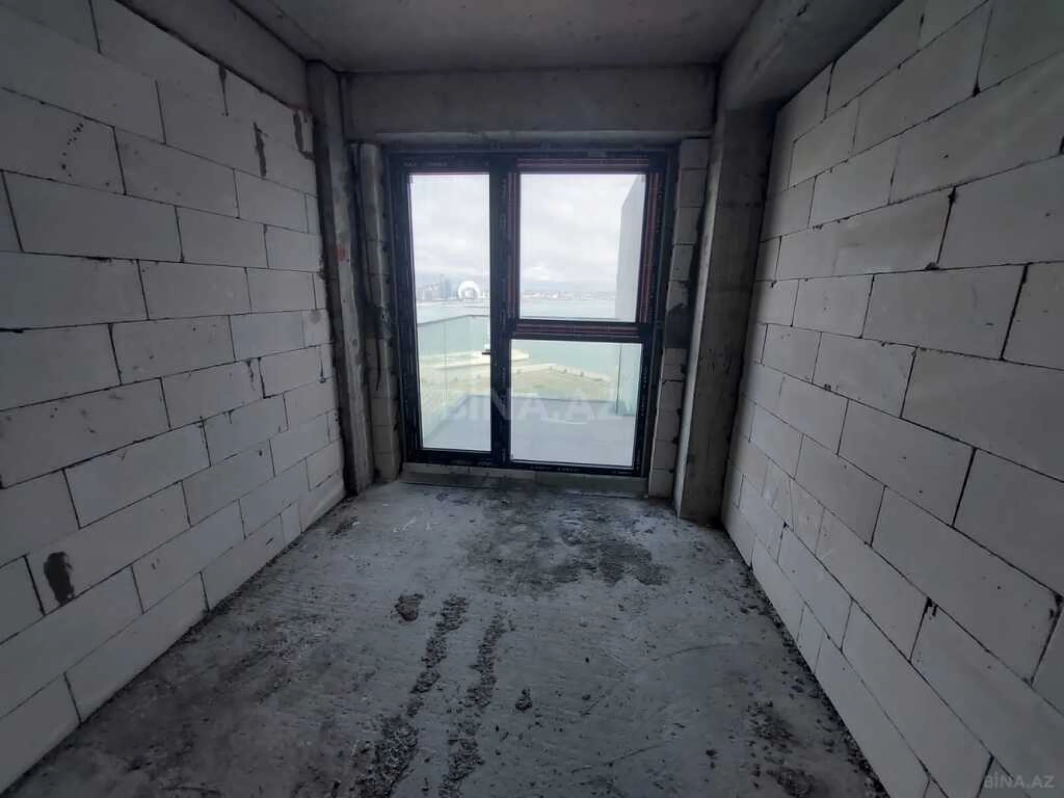 Satılır 4 otaqlı mənzil 303 m²