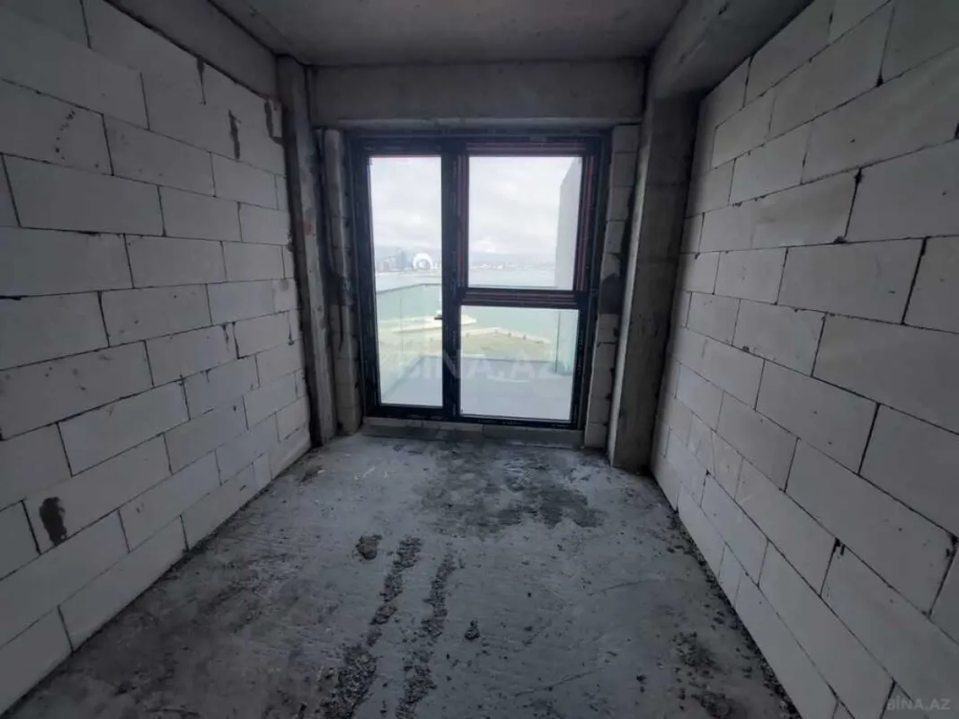 Satılır 4 otaqlı mənzil 303 m²