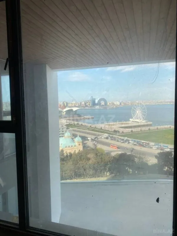Satılır 4 otaqlı mənzil 303 m²