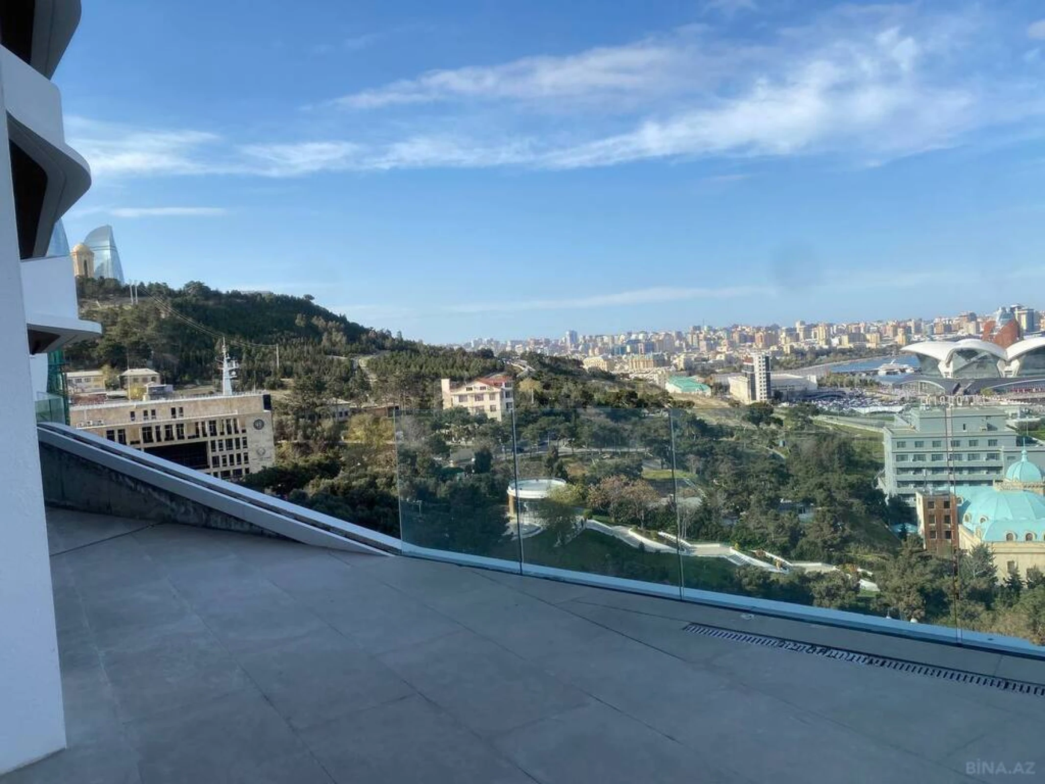Satılır 4 otaqlı mənzil 303 m²