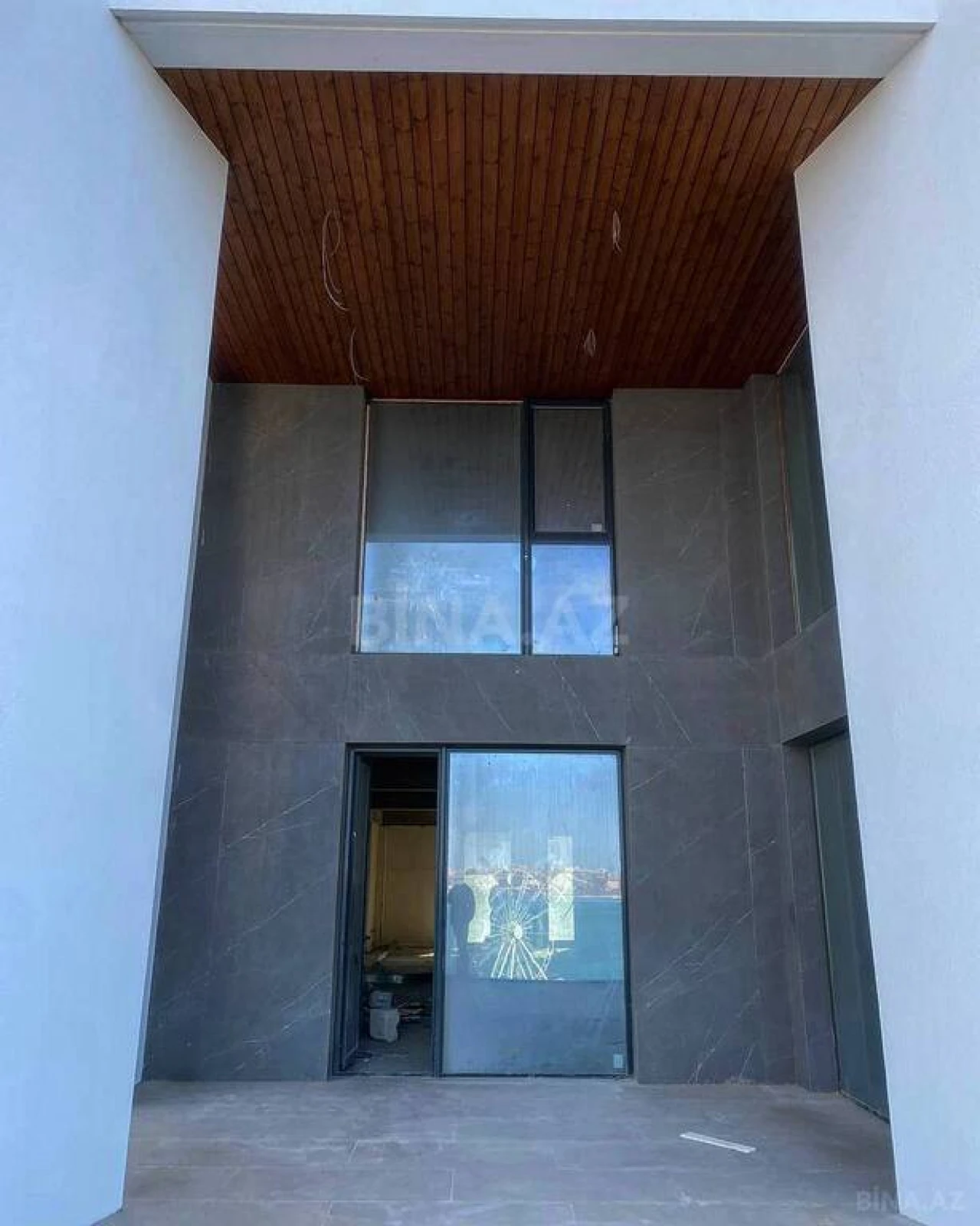 Satılır 4 otaqlı mənzil 303 m²