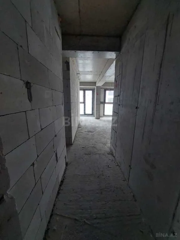 Satılır 4 otaqlı mənzil 303 m²