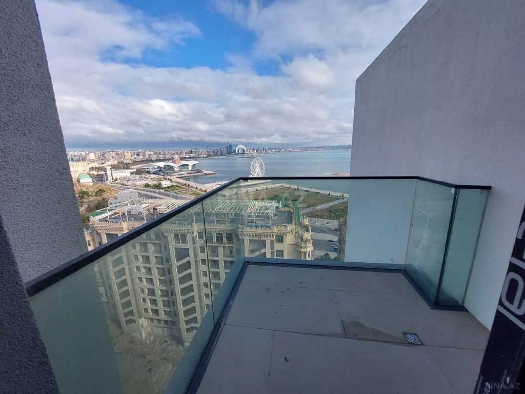 Satılır 4 otaqlı mənzil 303 m²