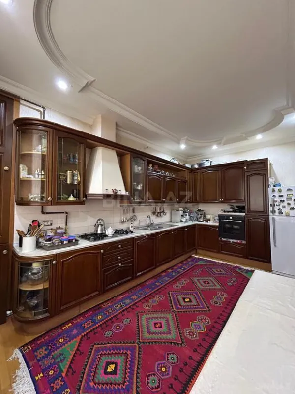 Satılır 6 otaqlı mənzil 250 m²