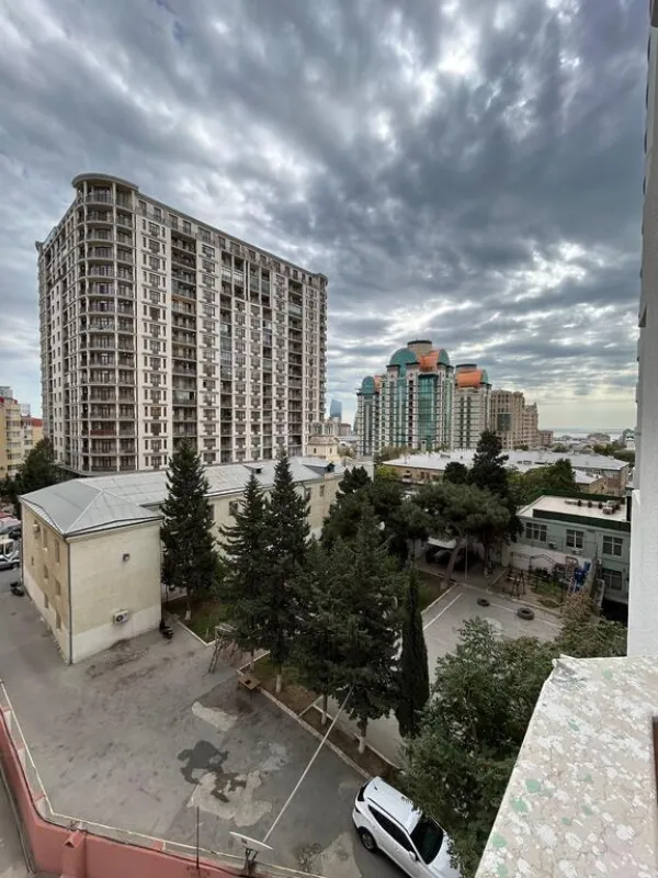 Satılır 6 otaqlı mənzil 250 m²