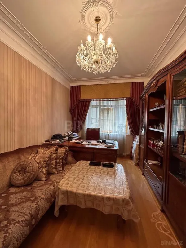Satılır 6 otaqlı mənzil 250 m²