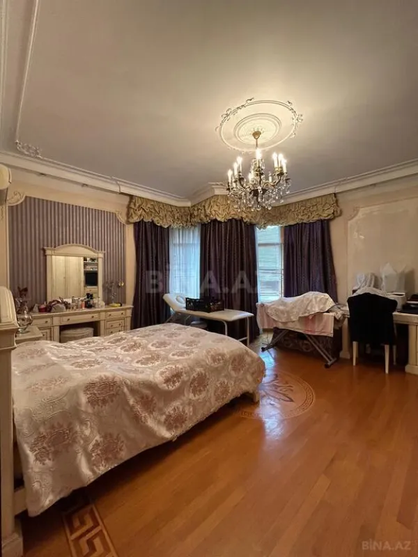 Satılır 6 otaqlı mənzil 250 m²