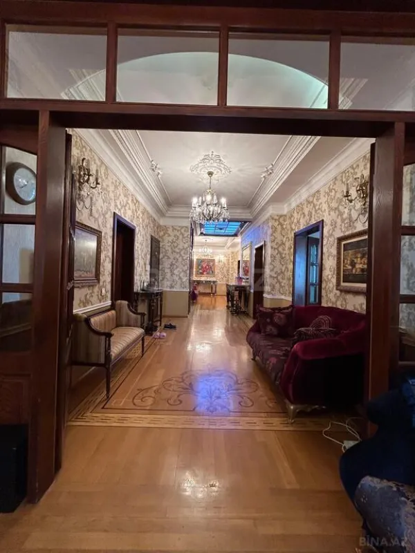 Satılır 6 otaqlı mənzil 250 m²