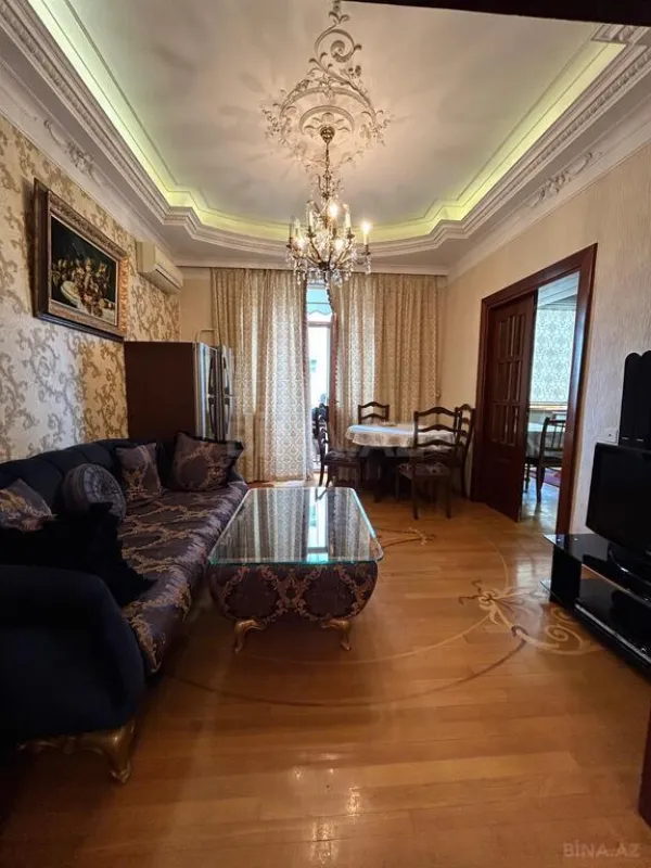 Satılır 6 otaqlı mənzil 250 m²