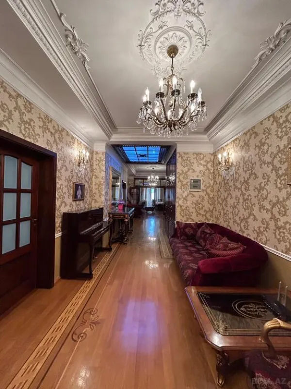 Satılır 6 otaqlı mənzil 250 m²