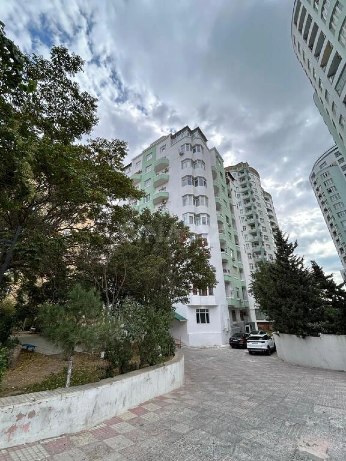 Satılır 6 otaqlı mənzil 250 m²