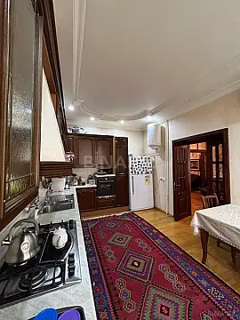 Satılır 6 otaqlı mənzil 250 m²
