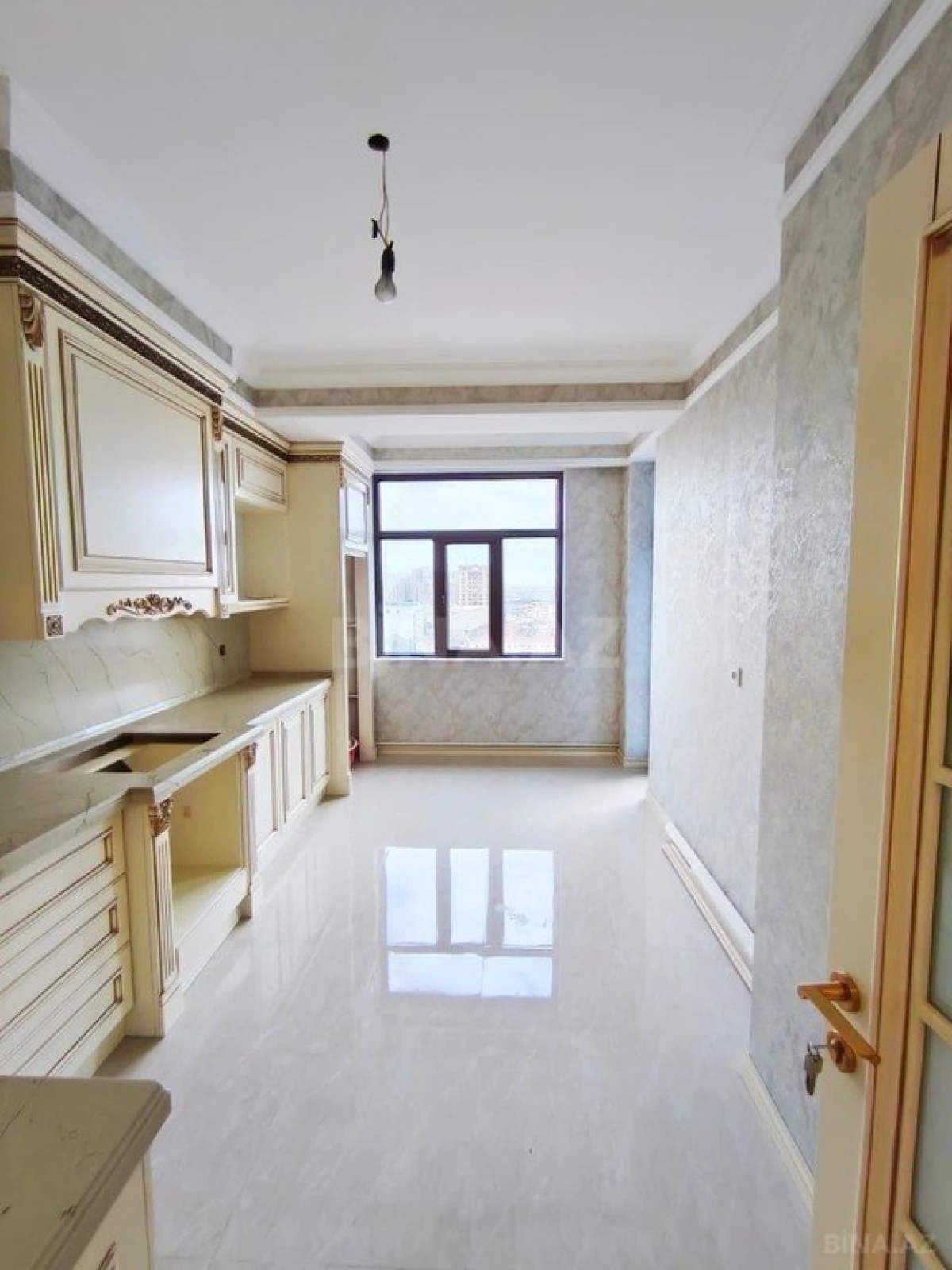 Satılır 3 otaqlı mənzil 134 m²