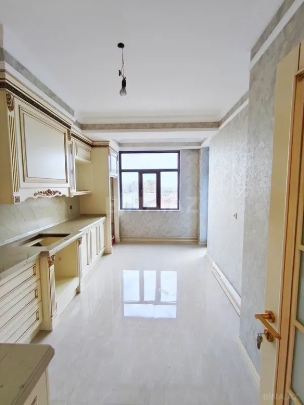 Satılır 3 otaqlı mənzil 134 m²