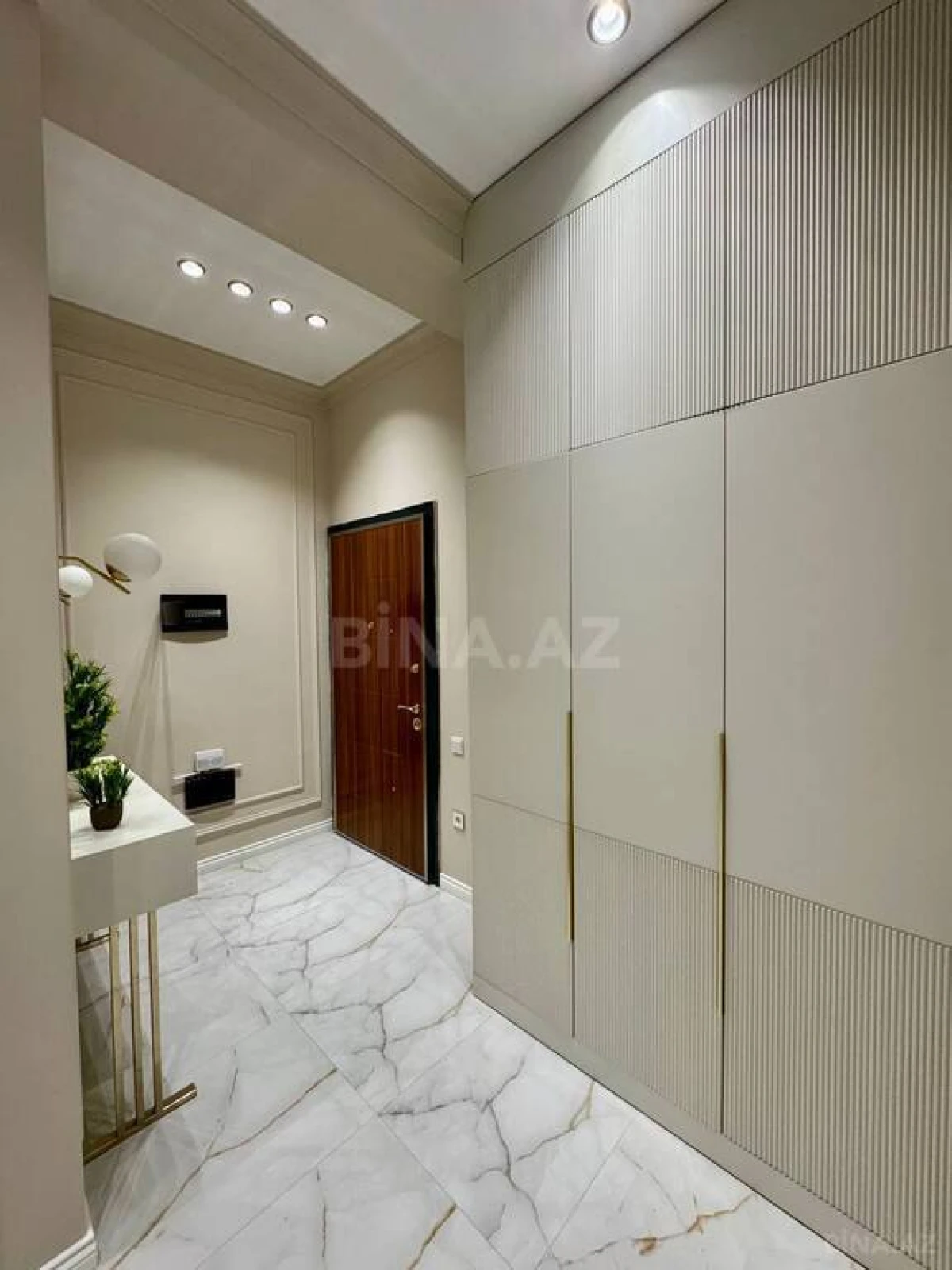 Kirayə verilir 2 otaqlı mənzil 105 m²