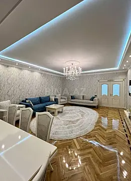 Satılır 3 otaqlı mənzil 180 m²