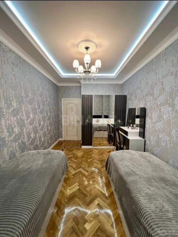 Satılır 3 otaqlı mənzil 180 m²