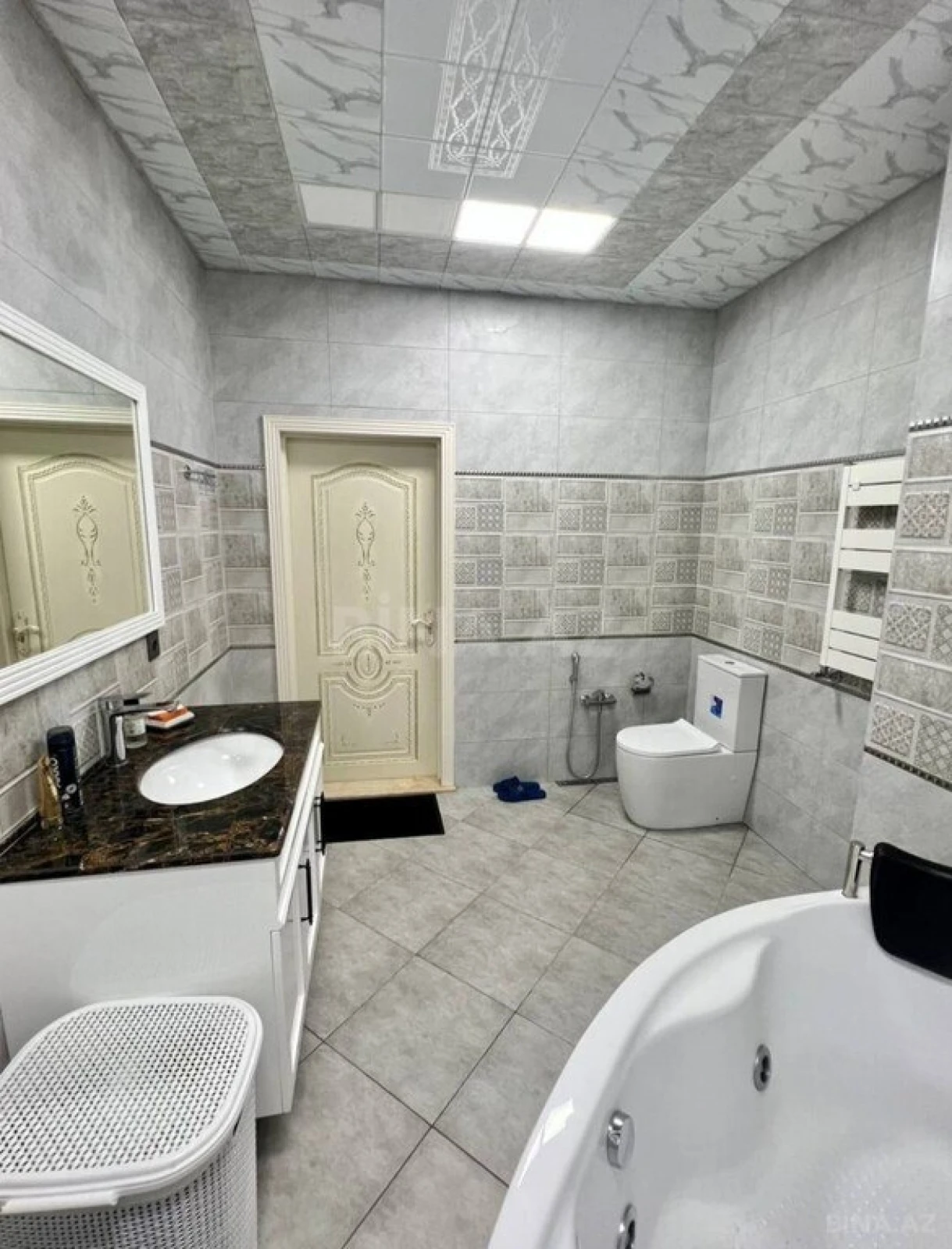 Satılır 3 otaqlı mənzil 180 m²