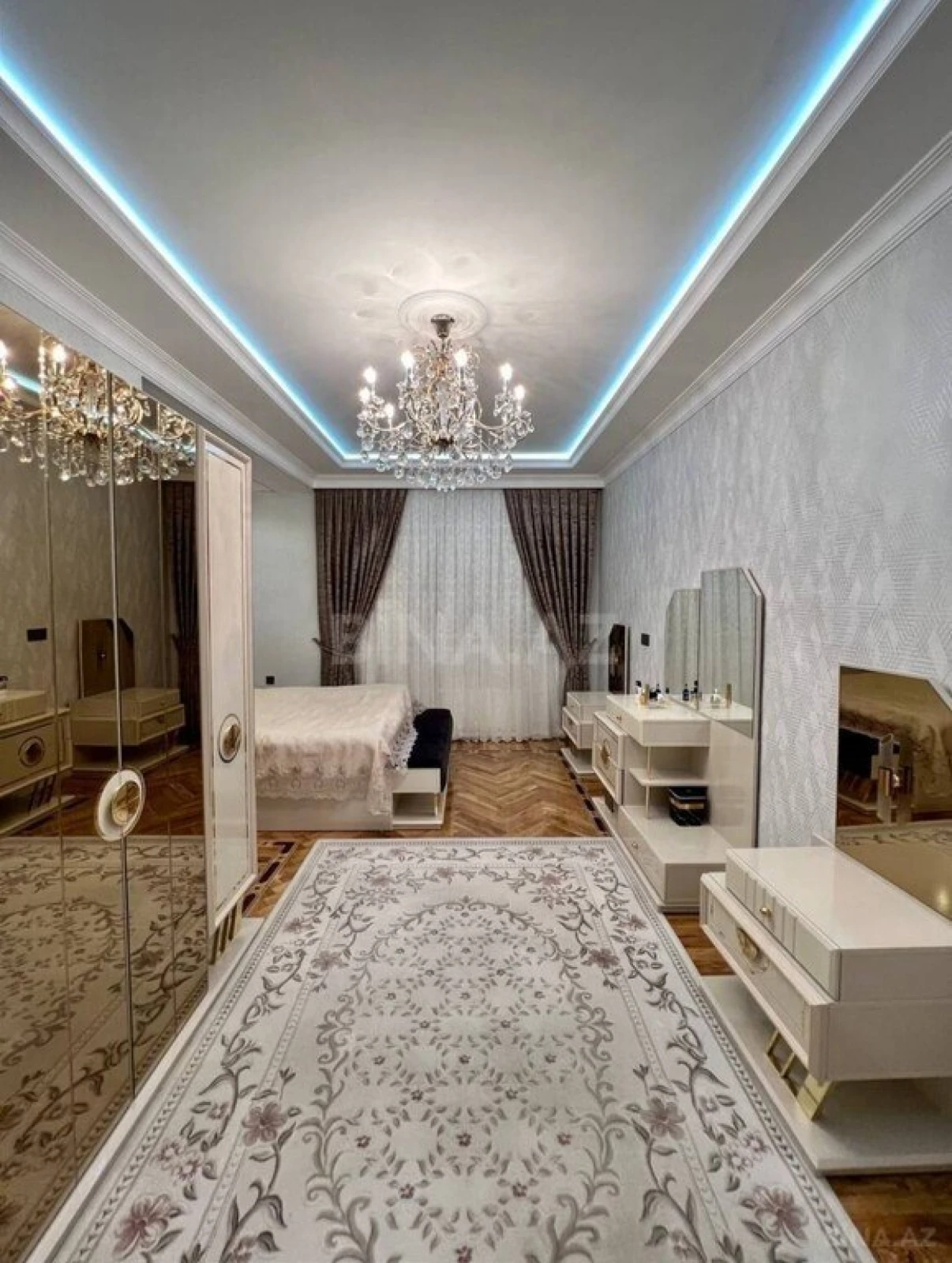 Satılır 3 otaqlı mənzil 180 m²