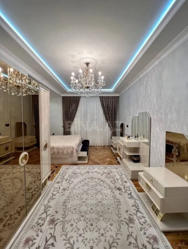 Satılır 3 otaqlı mənzil 180 m²
